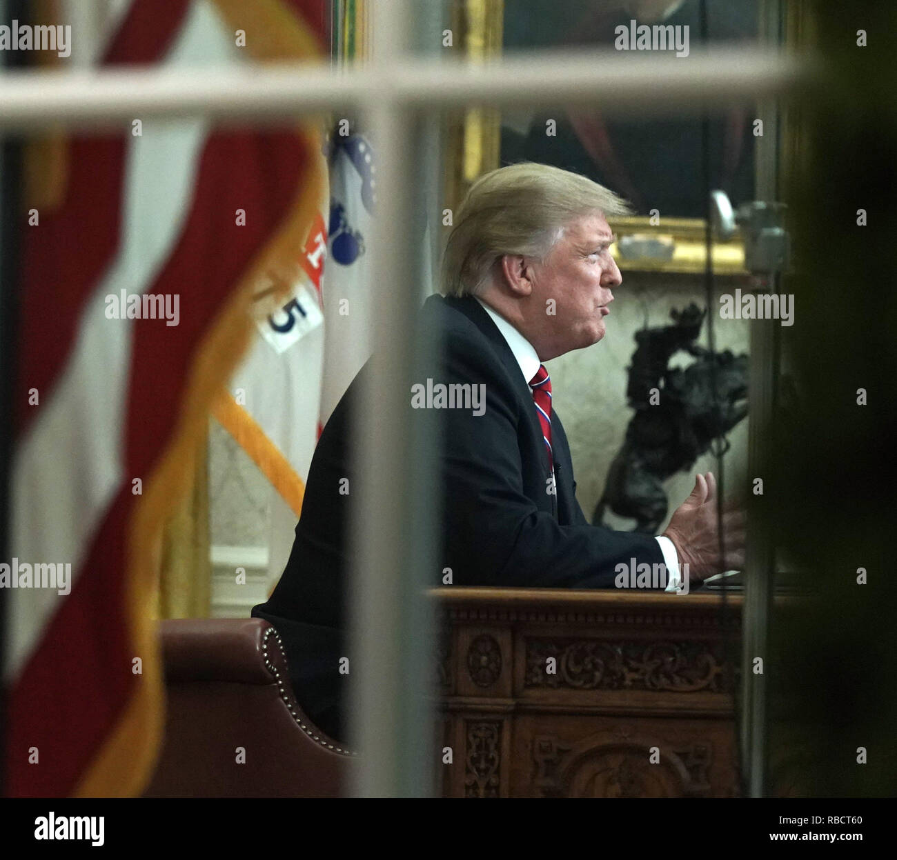 President Donald Trump Deliver A Televised Address To The Nation From The Oval Office At The White House In Washington Dc On January 8 19 Photo Taken Through The Oval Office Windows