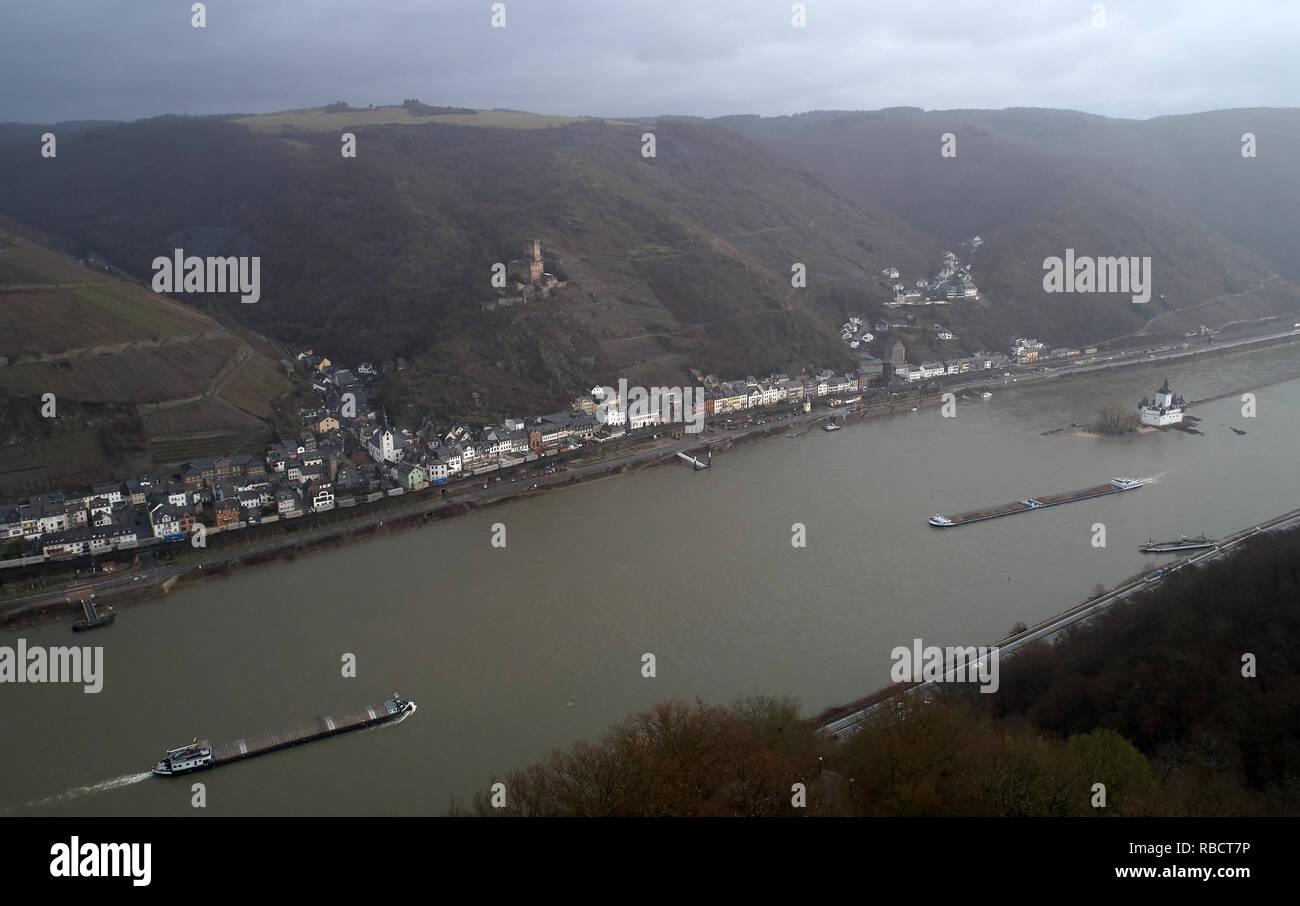 Kaub, Germany. 08th Jan, 2019. The aerial photograph with a drone shows large parts of the former 'Freistaat Flaschenhals' on the Rhine between Kaub and Lorch. After the end of the First World War, a small strip between Lorch and Kaub remained after the demarcation by a cartographic carelessness, which was administered neither by the French nor by the American occupying power. (Zu dpa 'Treppenwitz der Geschichte - Freistaat Flaschenhals' becomes 100). Credit: Thomas Frey/dpa/Alamy Live News Stock Photo
