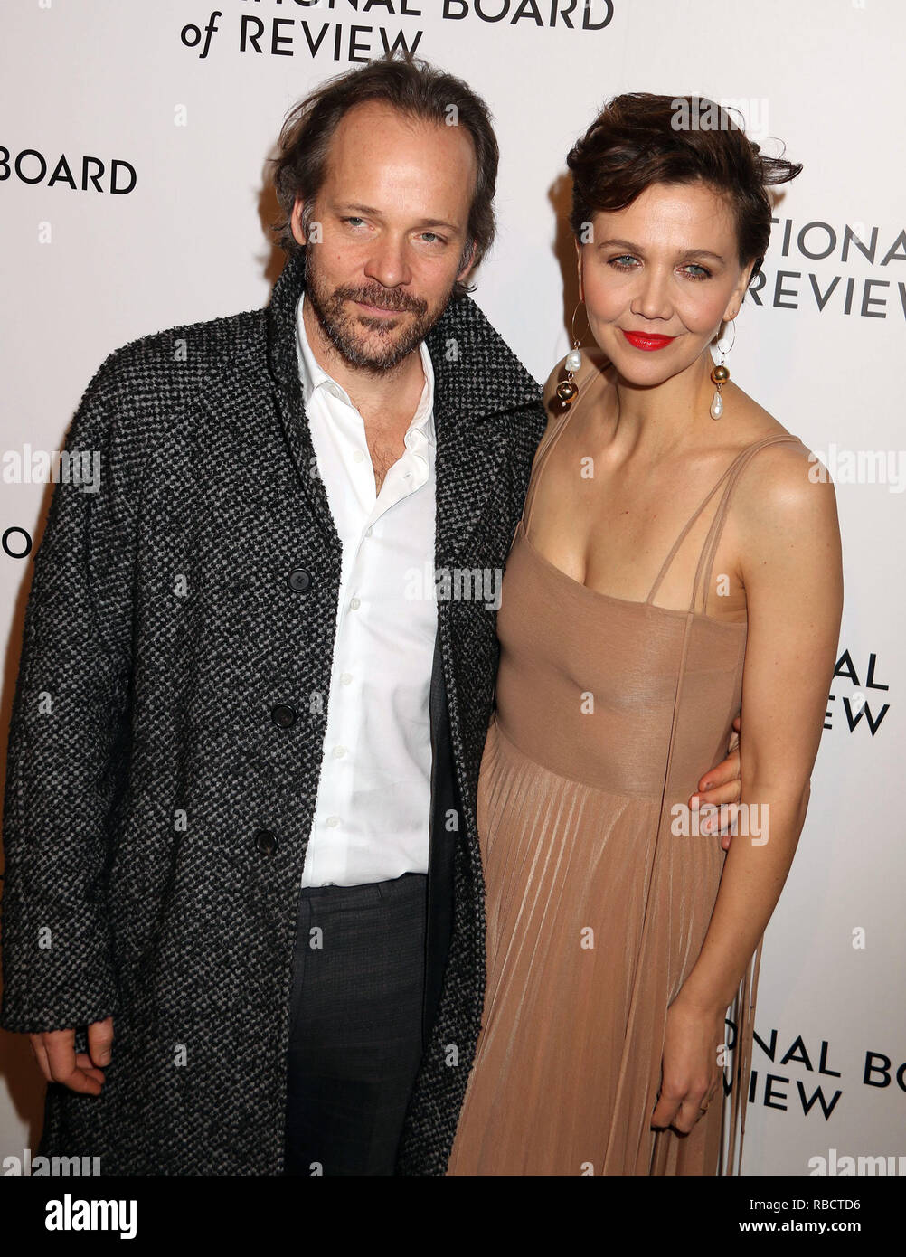 New York City, New York, USA. 8th Jan, 2019. Actress MAGGIE GYLLENHAAL and her husband/actor PETER SARSGAARD attend the 2019 National Board of Review Annual Awards Gala held at Cipriani 42nd Street. Credit: Nancy Kaszerman/ZUMA Wire/Alamy Live News Stock Photo