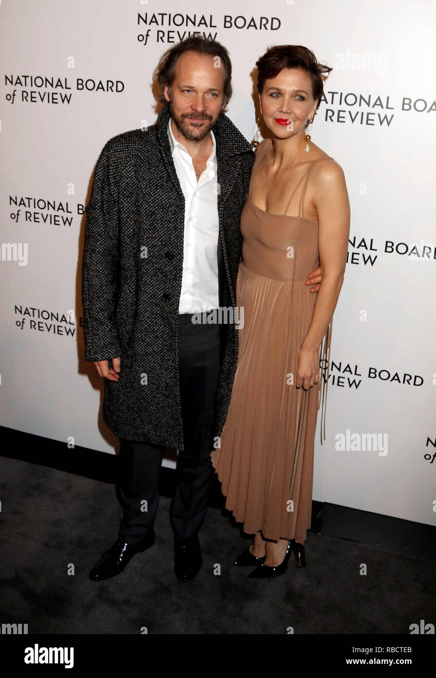 New York City, New York, USA. 8th Jan, 2019. Actress MAGGIE GYLLENHAAL and her husband/actor PETER SARSGAARD attend the 2019 National Board of Review Annual Awards Gala held at Cipriani 42nd Street. Credit: Nancy Kaszerman/ZUMA Wire/Alamy Live News Stock Photo