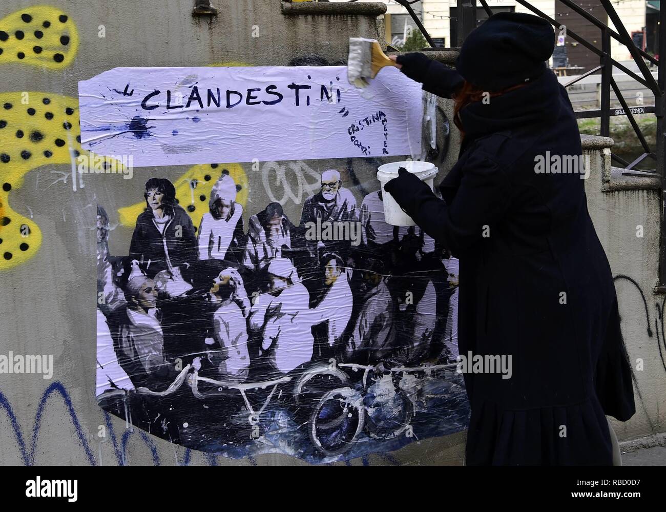 The Clandestini Opera by Cristina Donati Meyer, depicting a boat with Sigmund Froid inside, Isabel Allende, Madonna, Marc Chagall, Charles Chaplin, Albert Einstein, Rodolfo Valentini and Lady Gaga on the Naviglio (Duilio Piaggesi, Milan - 2019-01-08) p.s. la foto e' utilizzabile nel rispetto del contesto in cui e' stata scattata, e senza intento diffamatorio del decoro delle persone rappresentate Stock Photo