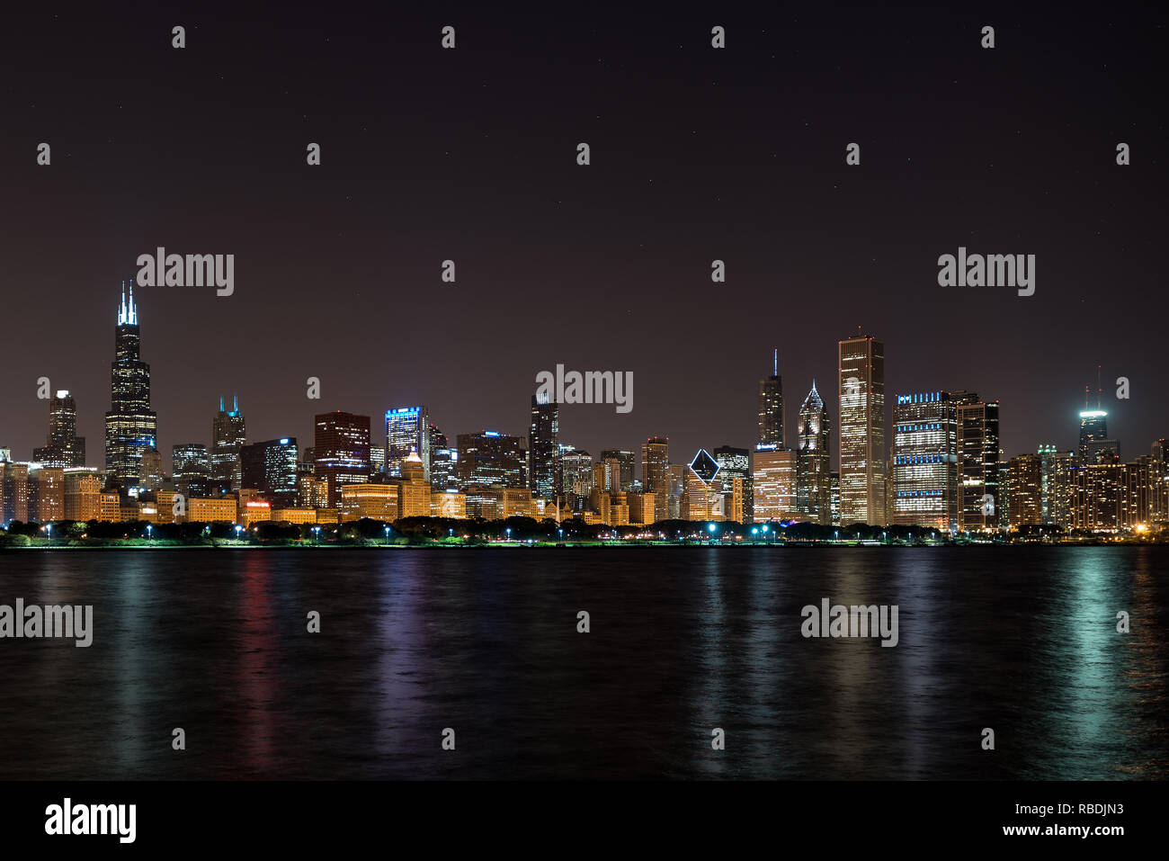 Chicago skyline at night hi-res stock photography and images - Alamy