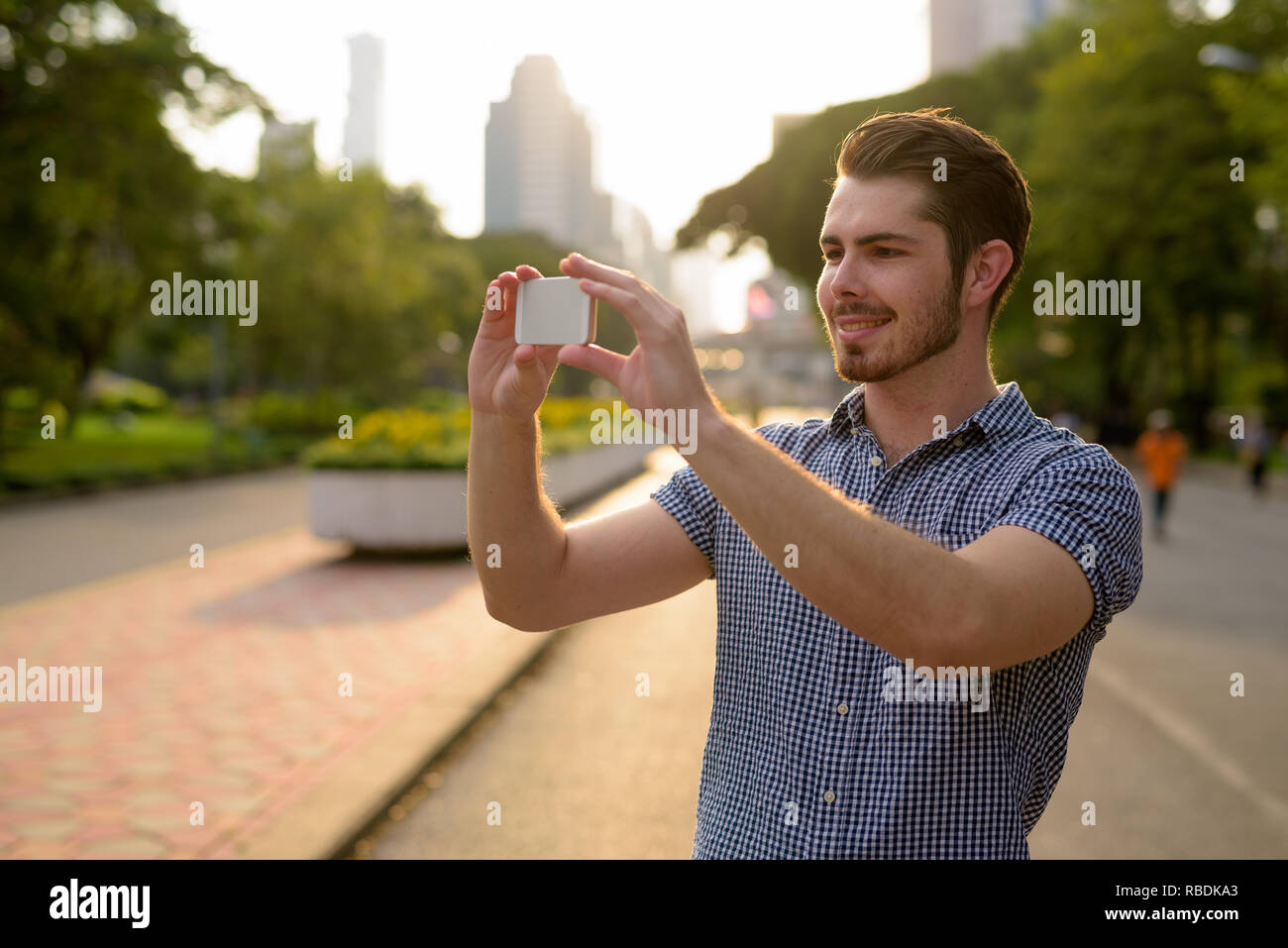 Man relaxing smart phone hi-res stock photography and images - Alamy