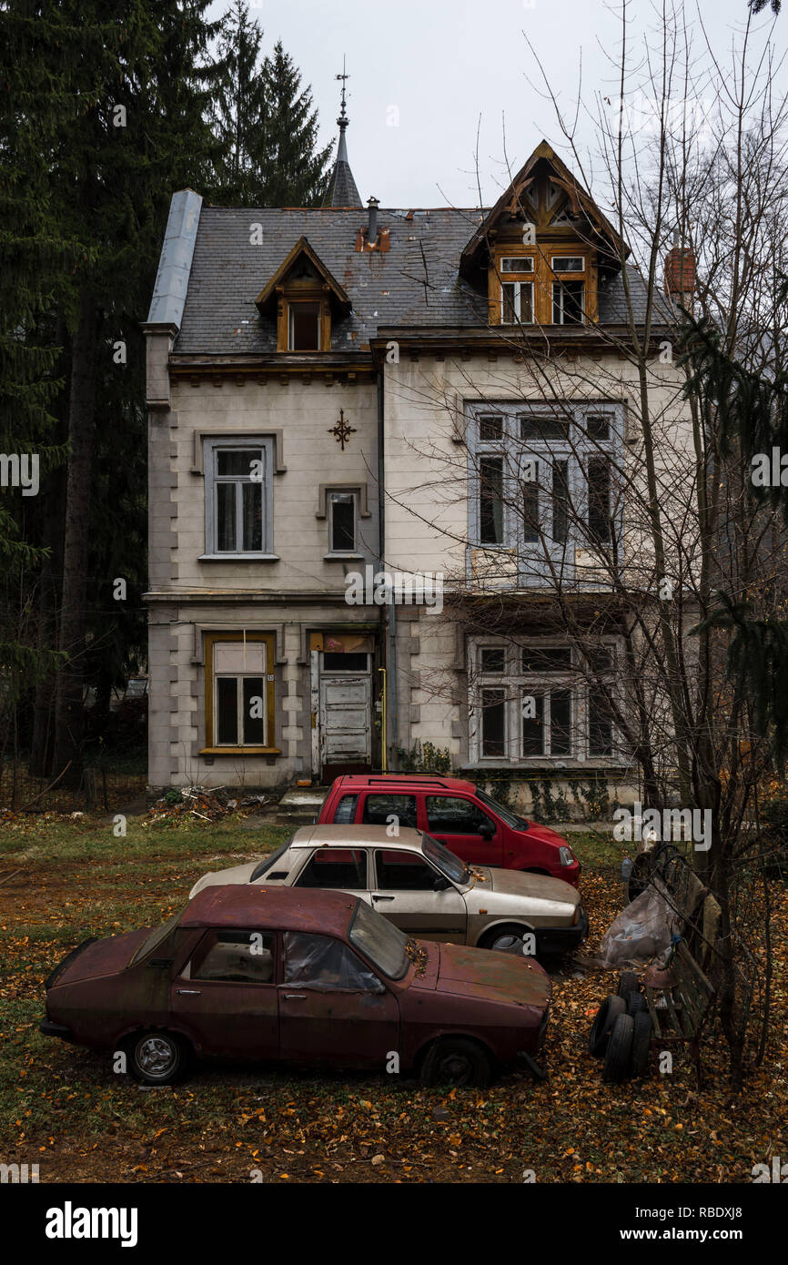 SINAIA, ROMANIA - NOVEMBER 7, 2018. Sinaia documentary project. Abandoned house and vintage cars in the center of Sinaia, Prahova Valley Stock Photo