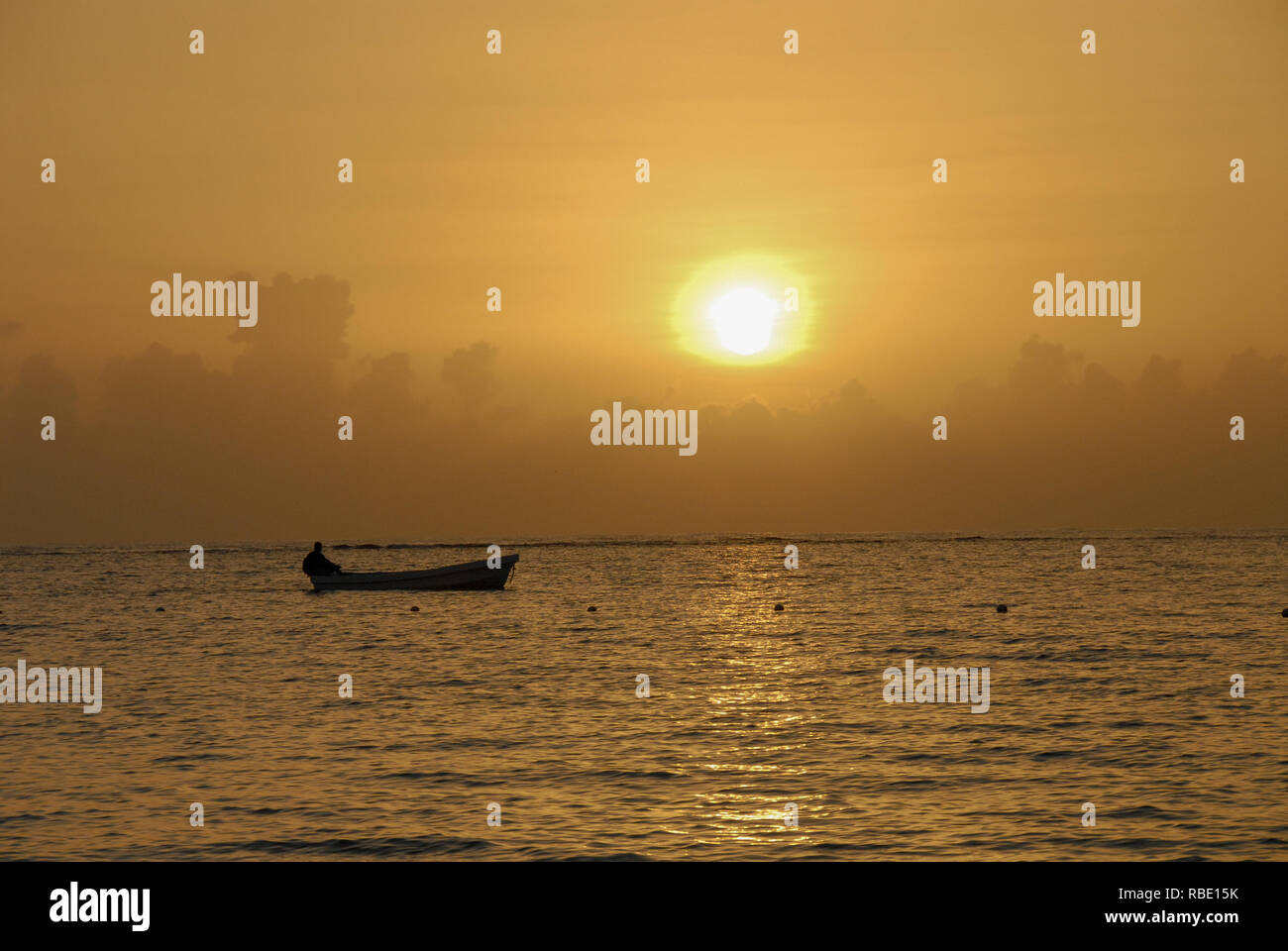 Sea bright sunset boat hi-res stock photography and images - Alamy