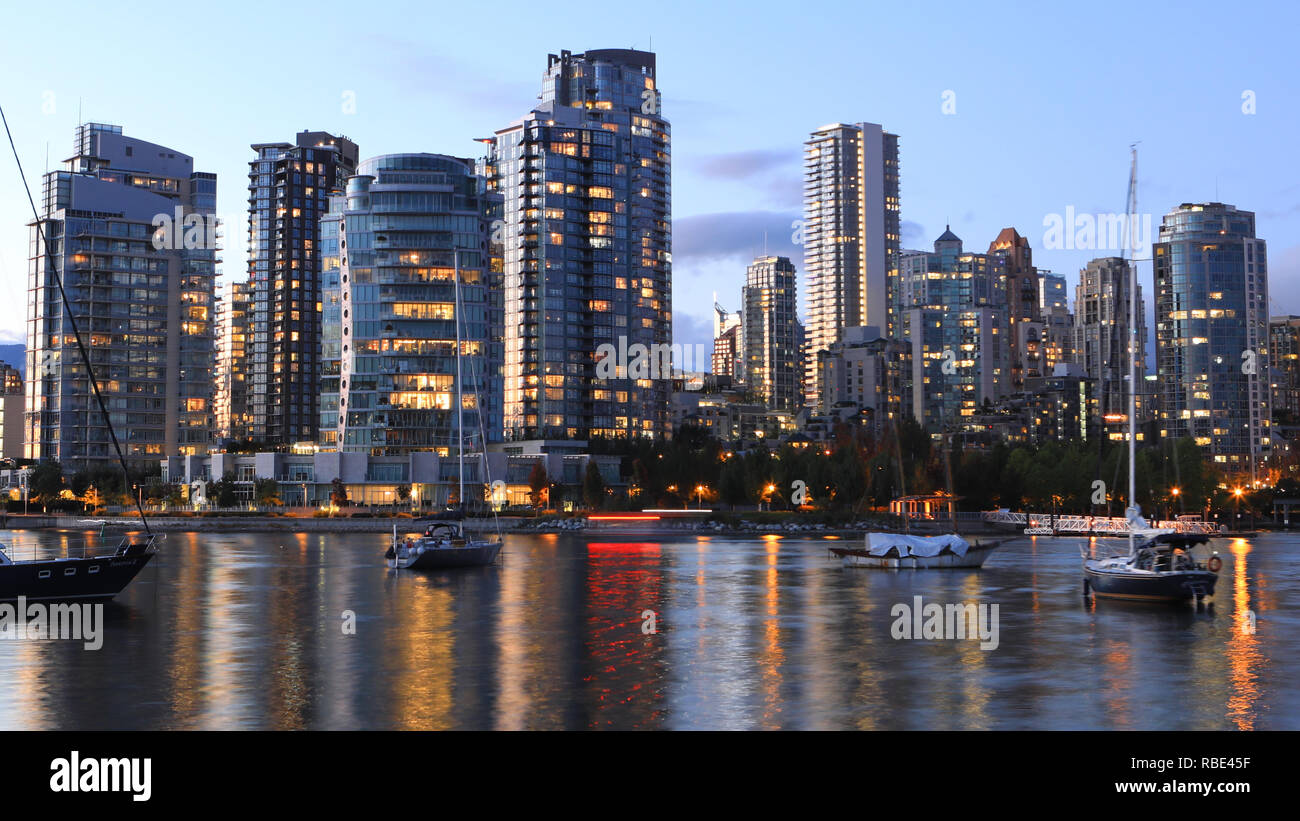 Vancouver skyline canada sunset hi-res stock photography and images - Alamy