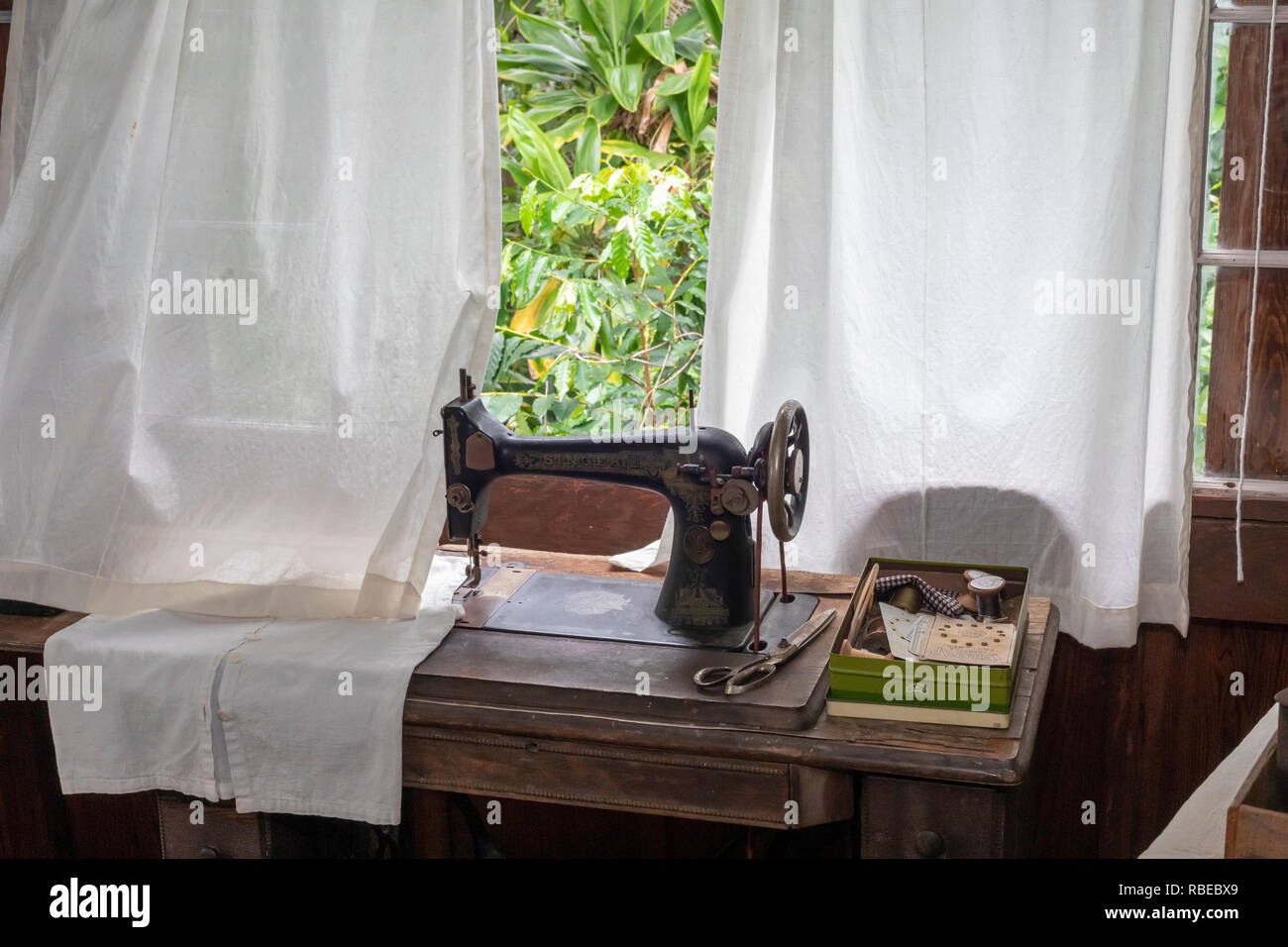 Captain Cook, Hawaii - A sewing machine at the Uchida Farmhouse at the Kona Coffee Living History Farm. Japanese immigrant Daisaku Uchida and his fami Stock Photo