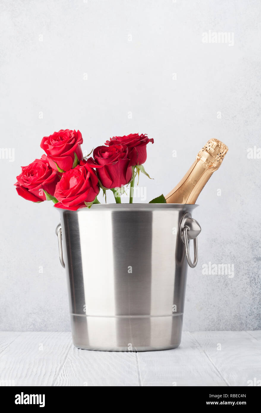 Valentine's day greeting card with red rose flowers bouquet and ...