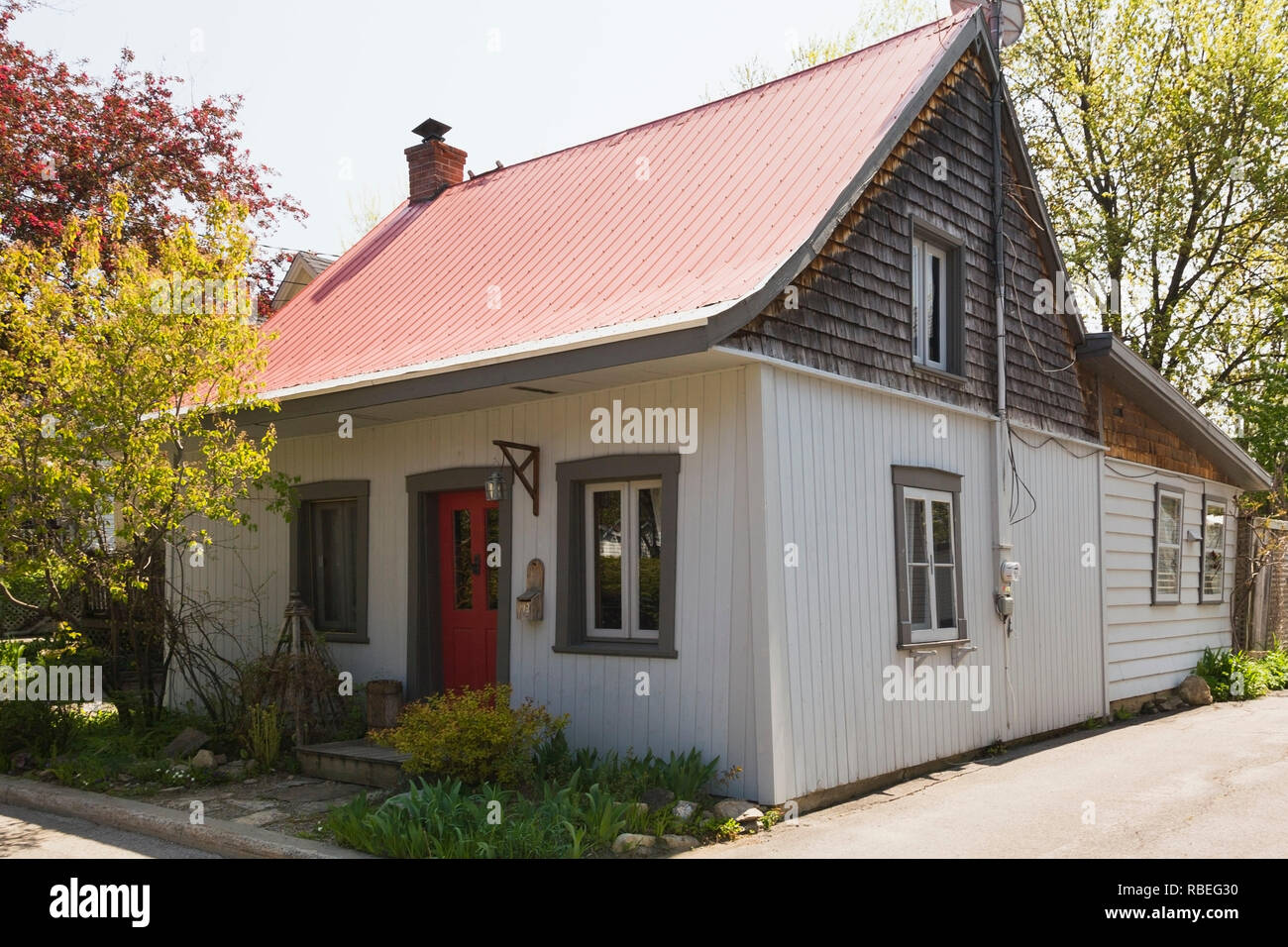 Facade small white cottage hi-res stock photography and images - Alamy