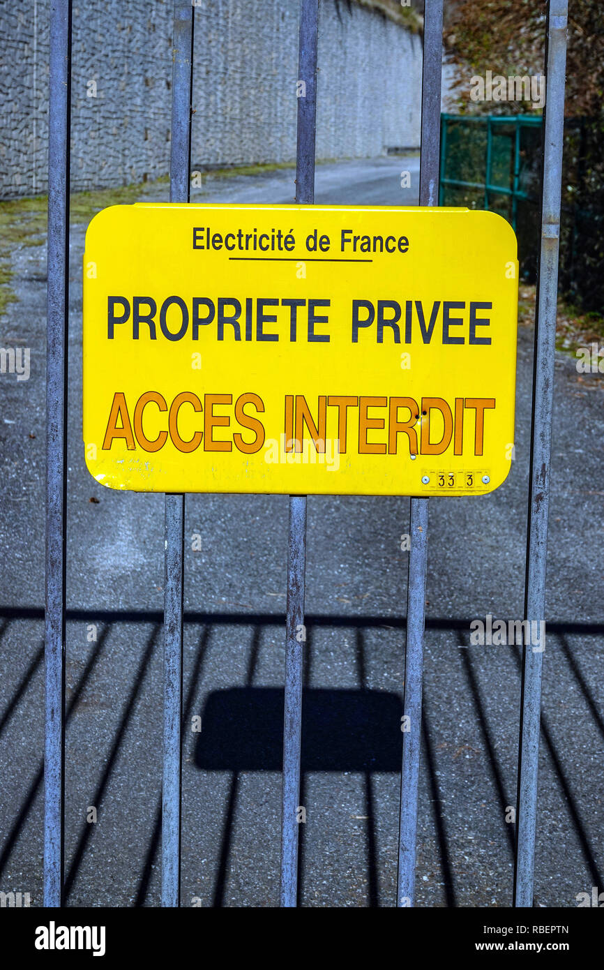 Keep out sign in French, Electricite de France, Tarascon sur Ariege,  Ariege, French Pyrenees, France Stock Photo