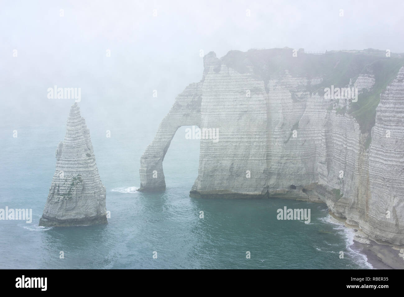 Etretat france porte d’aval arch hi-res stock photography and images ...
