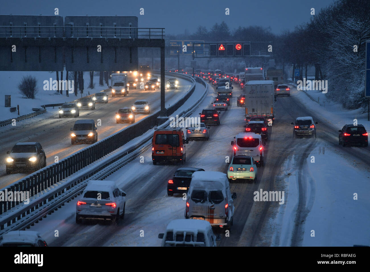 Munich Riem, Deutschland. 10th Jan, 2019. Snow chaos on the streets of Bavaria - as here on the A94 motorway in Muenchen Riem is the busy traffic, commuters in the morning on snow-slick streets. Cars, cars, PKSWs, driving on a snowy road, car traffic, road traffic, Autobahn.Berufsverkehr Continuing snowfall on 10.01.2019, provide for snow chaos, traffic chaos, winter onset in Bavaria. | usage worldwide Credit: dpa/Alamy Live News/Alamy Live News Stock Photo