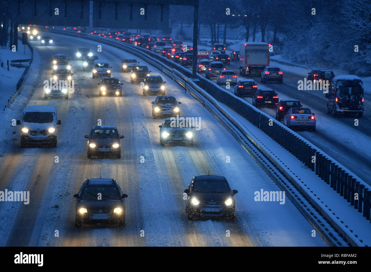 Munich Riem, Deutschland. 10th Jan, 2019. Snow chaos on the streets of Bavaria - as here on the A94 motorway in Muenchen Riem is the busy traffic, commuters in the morning on snow-slick streets. Cars, cars, PKSWs, driving on a snowy road, car traffic, road traffic, Autobahn.Berufsverkehr Continuing snowfall on 10.01.2019, provide for snow chaos, traffic chaos, winter onset in Bavaria. | usage worldwide Credit: dpa/Alamy Live News/Alamy Live News Stock Photo