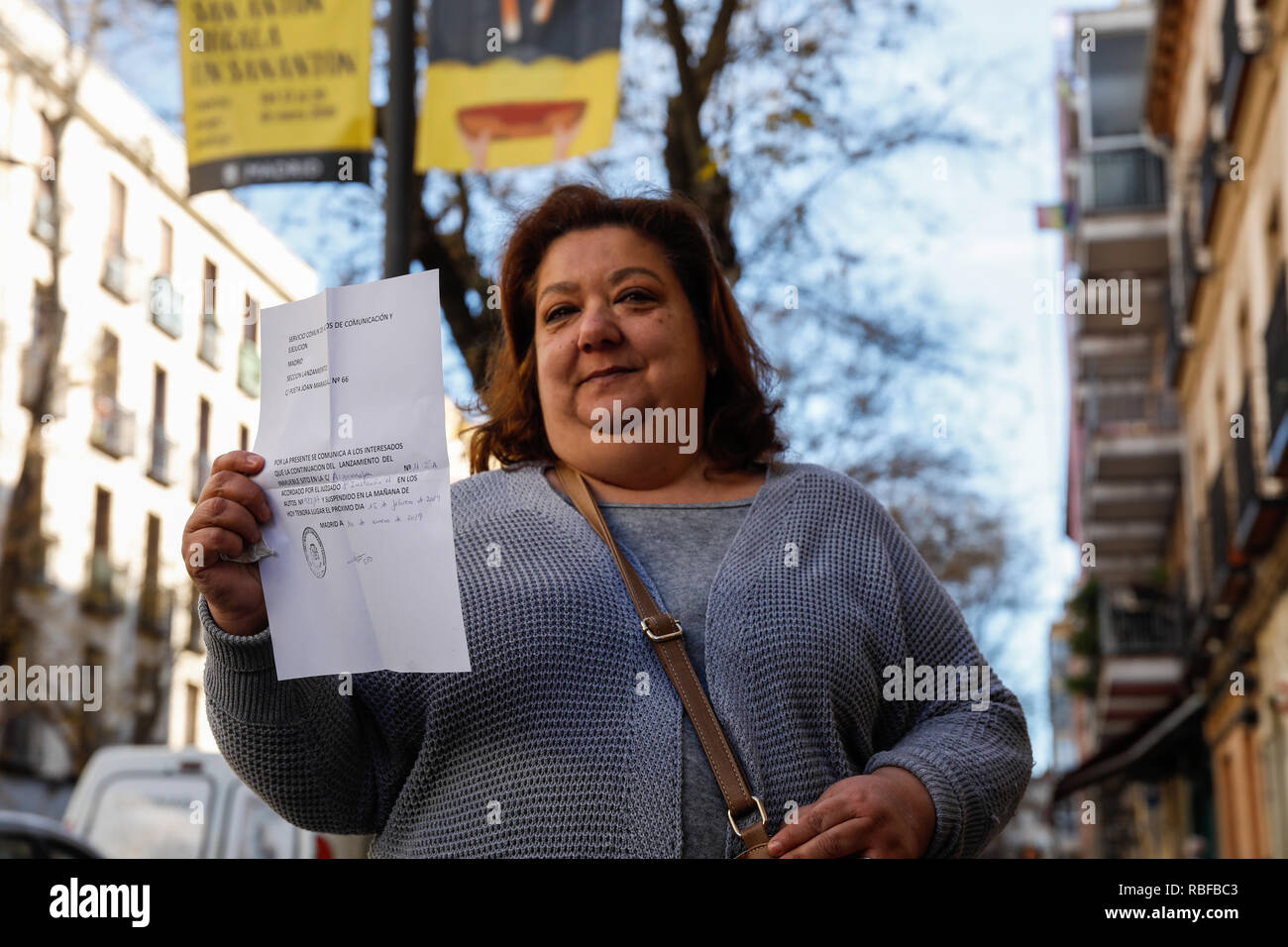 Madrid, Spain. 10th January, 2019. ROSA, with the resolution of the stoppage of the eviction of their house for a month. More than 50 activists concentrated on the door of the building of number 11 Argumosa Street have prevented without incident that the police evicted the woman and her family. It's postponed for another month on Jan 10, 2019 in Madrid, Spain Credit: Jesús Hellin/Alamy Live News Stock Photo
