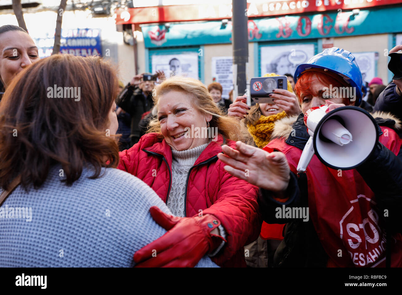 Madrid, Spain. 10th January, 2019. The neighbors celebrating with ROSA stop the eviction. More than 50 activists concentrated on the door of the building of number 11 Argumosa Street have prevented without incident that the police evicted the woman and her family. It's postponed for another month on Jan 10, 2019 in Madrid, Spain Credit: Jesús Hellin/Alamy Live News Stock Photo