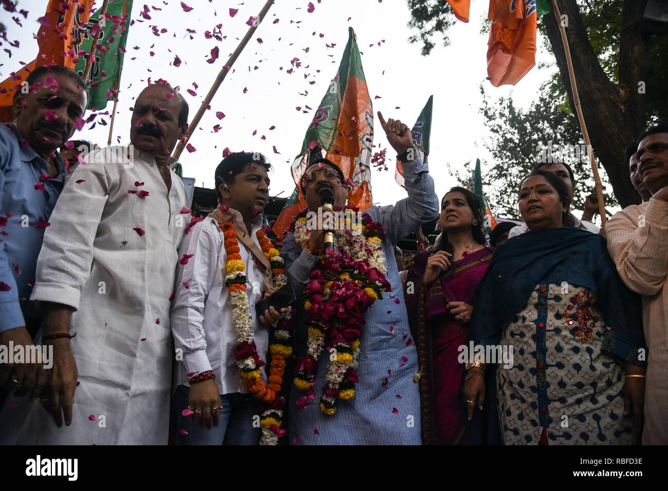 Mumbai, India. 10th Jan, 2019. Members of the Bharatiya Janata Party celebrate the establishment of quota for poor upper-caste people in government jobs ahead of national elections, in Mumbai, India, Jan. 10, 2019. Credit: Stringer/Xinhua/Alamy Live News Stock Photo