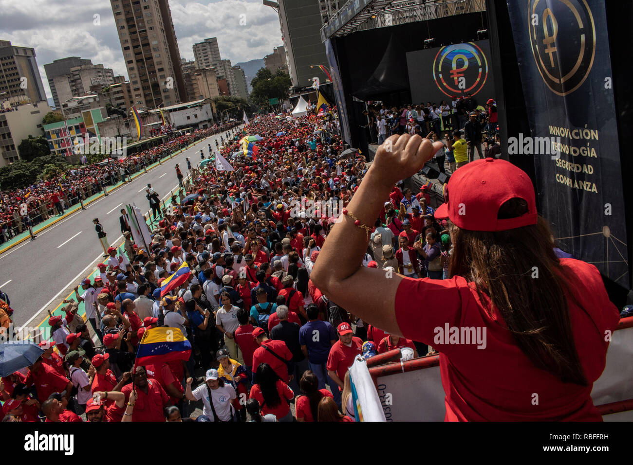 Caracas, Venezuela. 10th Jan, 2019. Supporters of the Venezuelan government take part in a rally in red in support of President Maduro. Maduro was sworn in for his second term. Numerous states, international organizations and the Venezuelan opposition spoke of an undemocratic electoral process and did not recognize the result of the last election. Credit: Rayner Pena/dpa/Alamy Live News Stock Photo