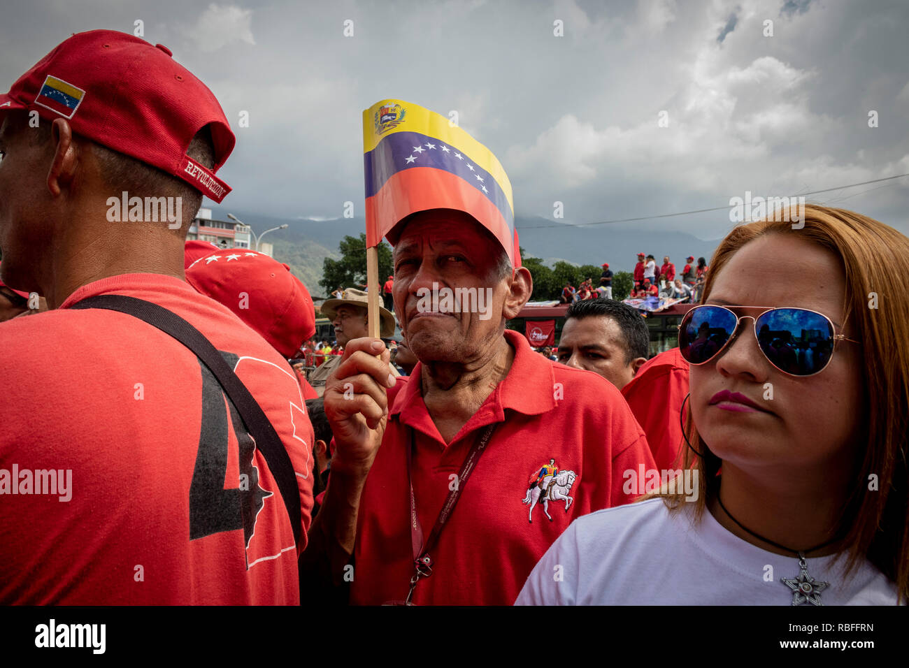 Caracas, Venezuela. 10th Jan, 2019. Supporters of the Venezuelan government take part in a rally in red in support of President Maduro. Maduro was sworn in for his second term. Numerous states, international organizations and the Venezuelan opposition spoke of an undemocratic electoral process and did not recognize the result of the last election. Credit: Rayner Pena/dpa/Alamy Live News Stock Photo