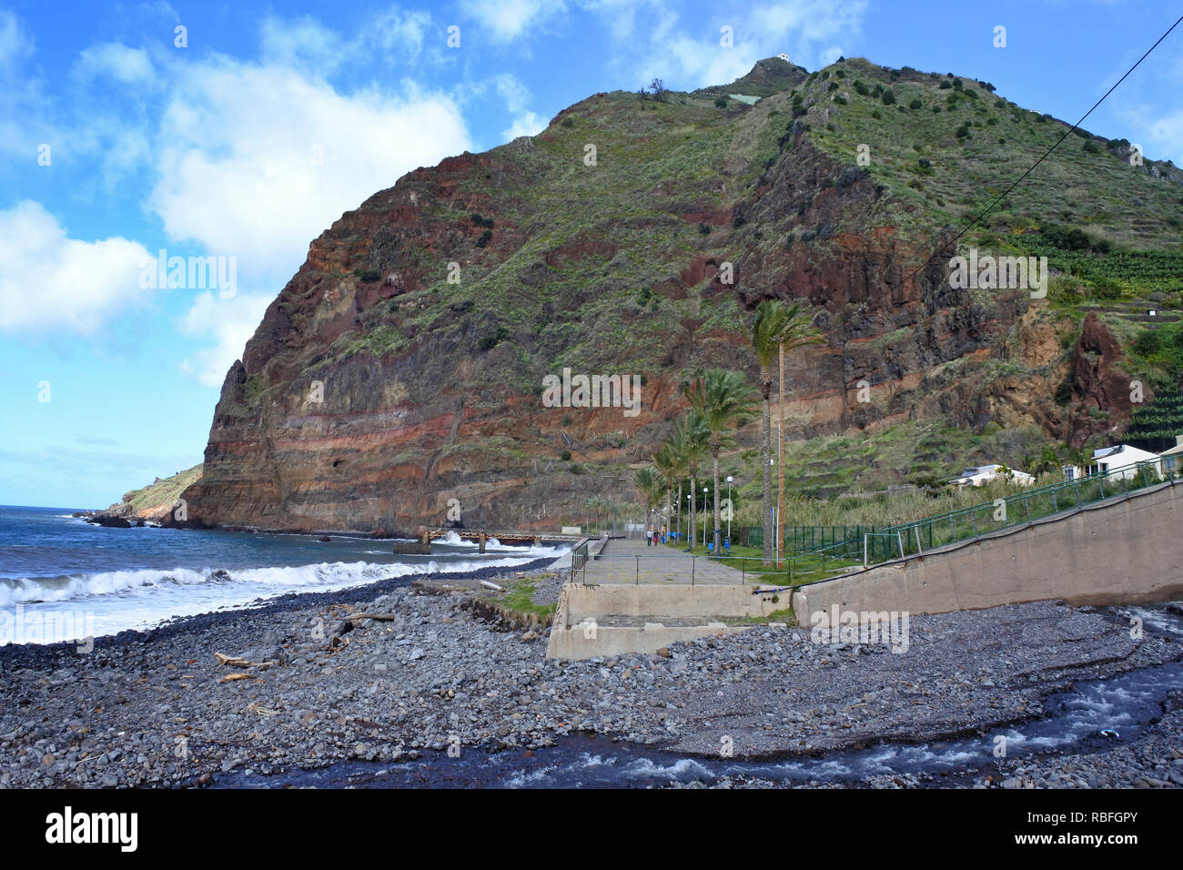 19 November 2018, Portugal, Madalena Do Mar/Madeira: The beach with ...