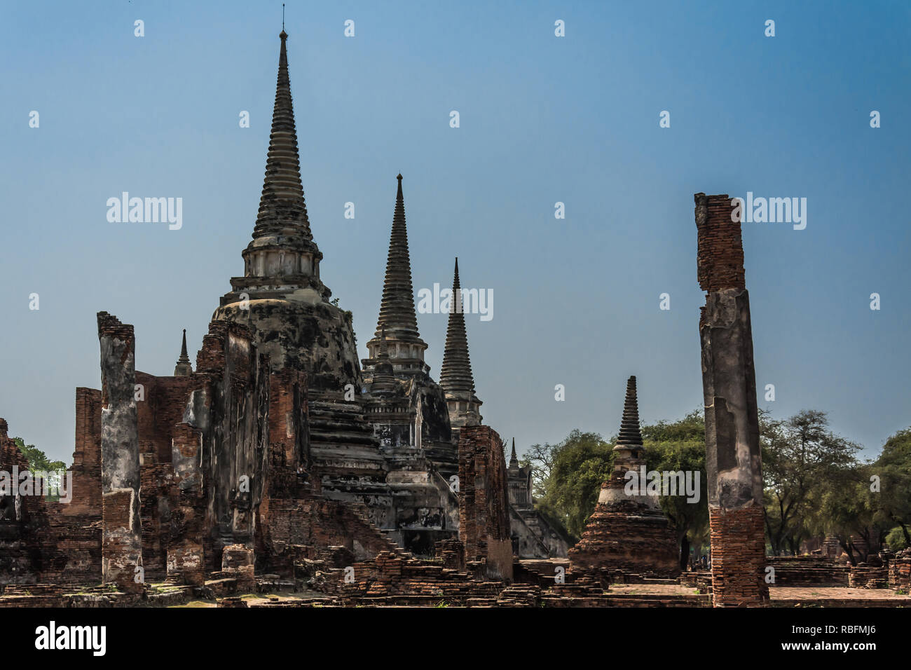 ayutthaya-thailand-ruins-and-antiques-at-the-ayutthaya-historical-park