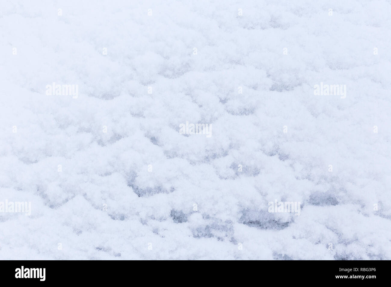 Close-up of fresh built up snow, good as a winter season background or  texture. A slight blue hue Stock Photo - Alamy