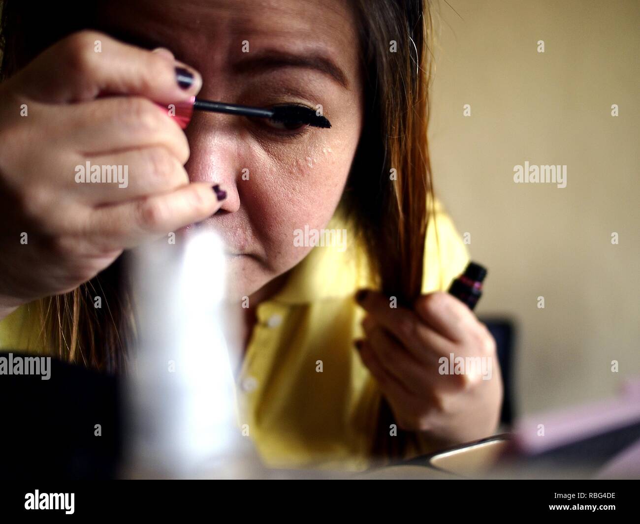 Putting on eyeliner hi-res stock photography and images - Alamy