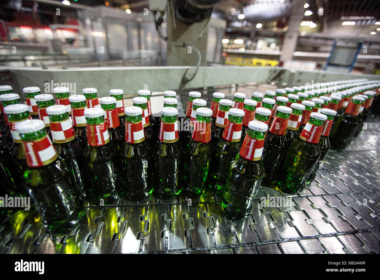 Obernai (north-eastern France): Kronenbourg Brasserie,Obernai (north-eastern France). 2015/05/27. Bottling line with glass bottles within the "K2" sit Stock Photo