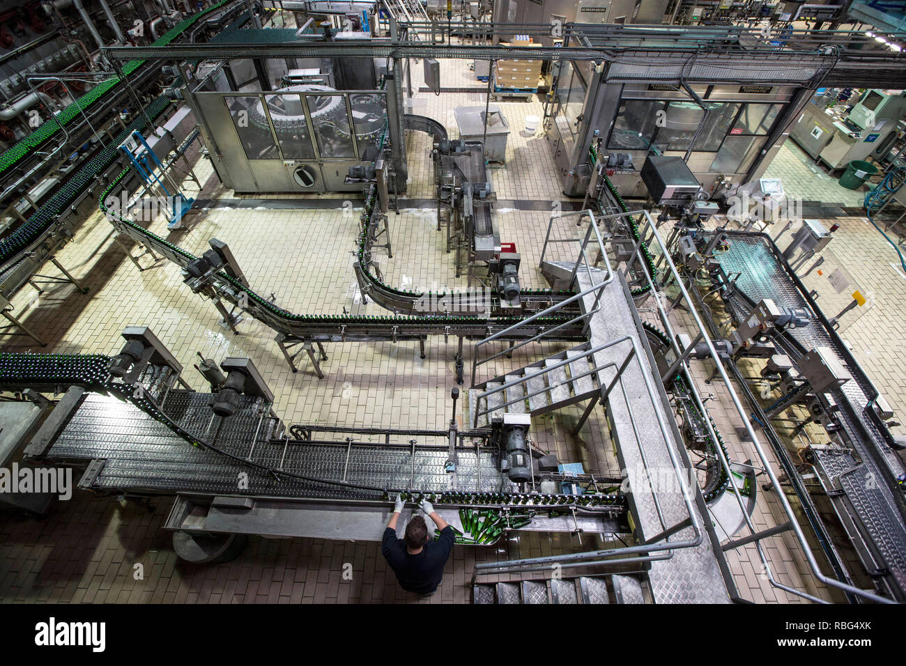 Obernai (north-eastern France): Kronenbourg Brasserie,Obernai (north-eastern France). 2015/05/27. Bottling lines with glass bottles within the 'K2' si Stock Photo