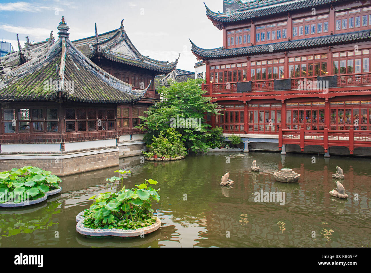 Traditional pavilions in Yuyuan Garden (Garden of Happiness) Shanghai, China Stock Photo