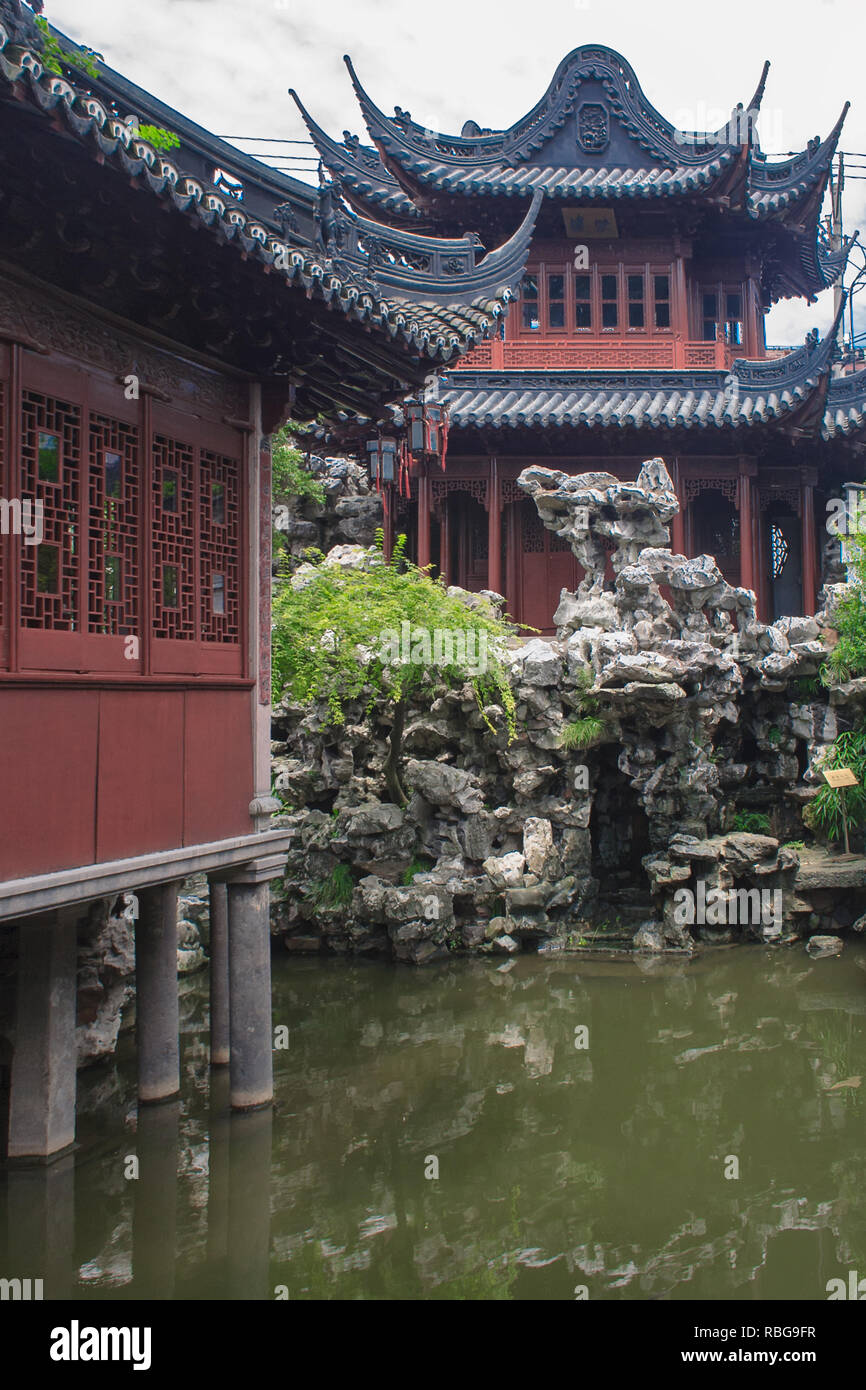 Traditional pavilions in Yuyuan Garden (Garden of Happiness) Shanghai, China Stock Photo