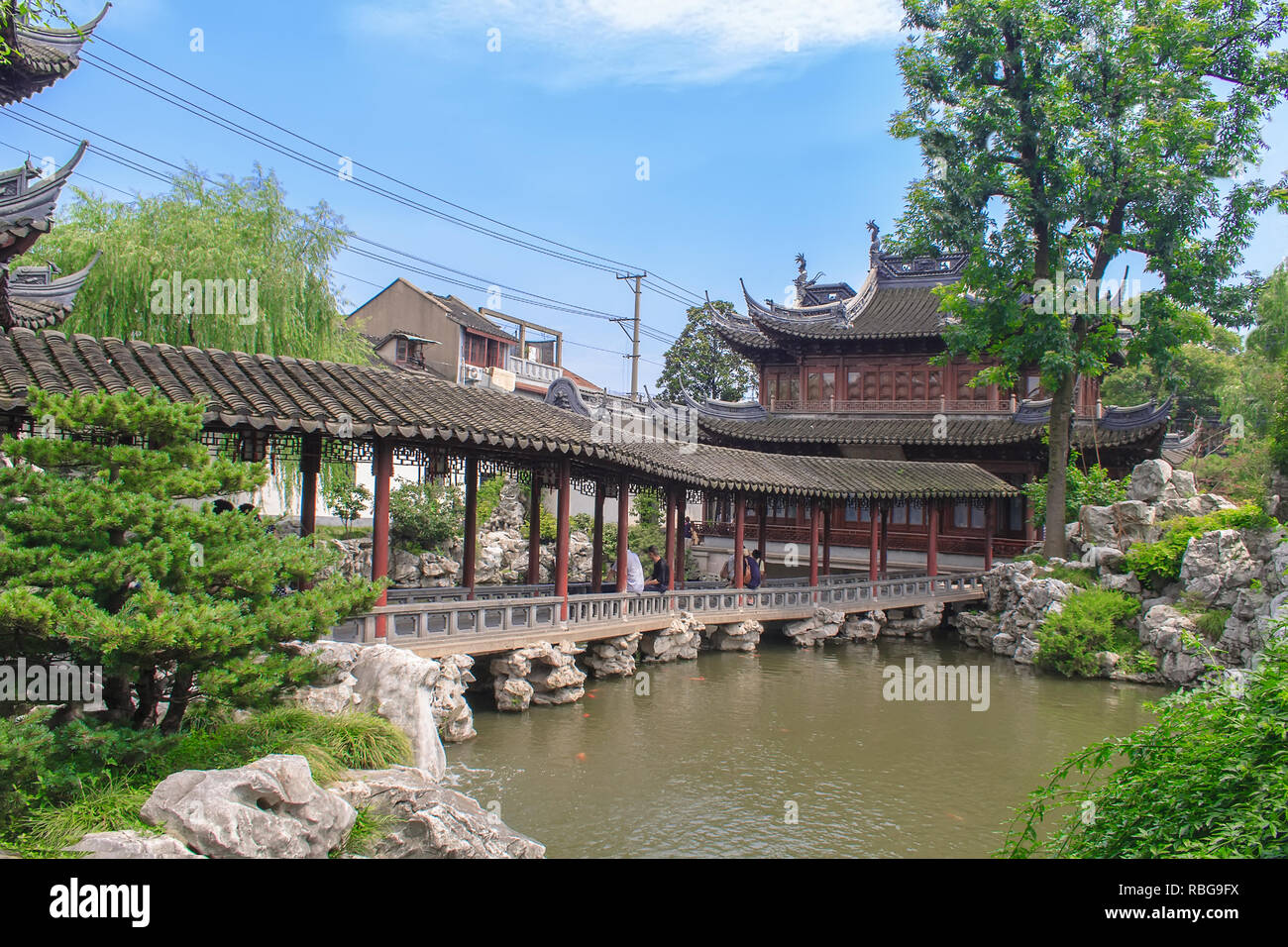 Traditional pavilions in Yuyuan Garden (Garden of Happiness) Shanghai, China Stock Photo