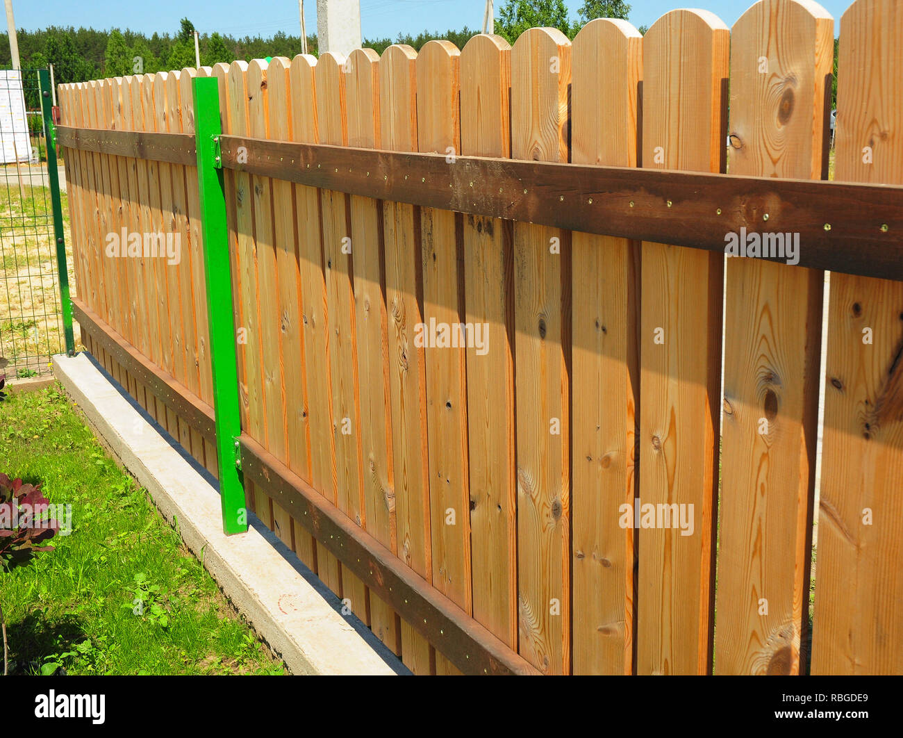 Installing garden fence hi-res stock photography and images - Alamy