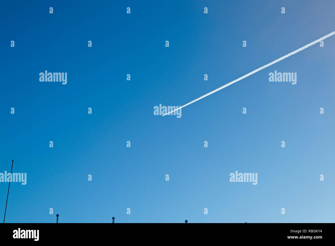 Jet stream contrail hi-res stock photography and images - Alamy