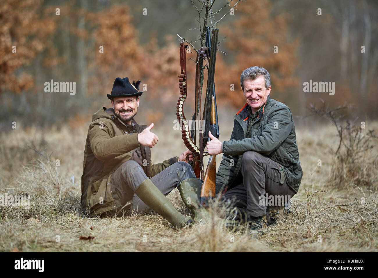 Недостатки подшипников скольжения. Стреляющий охотник охотник который стреляет. Два охотника одновременно. Таежники сибирские охотники. Охотник стреляет.
