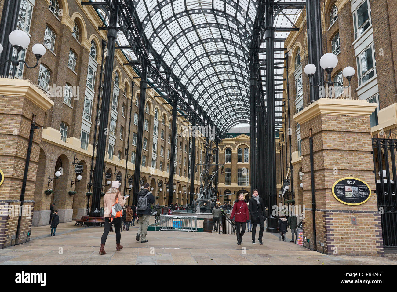 Hays Galleria, on the soth bank of the river Thames, London, England, formerly a wharf and dock for imported dry foodstuffs, now a covered shopping an Stock Photo