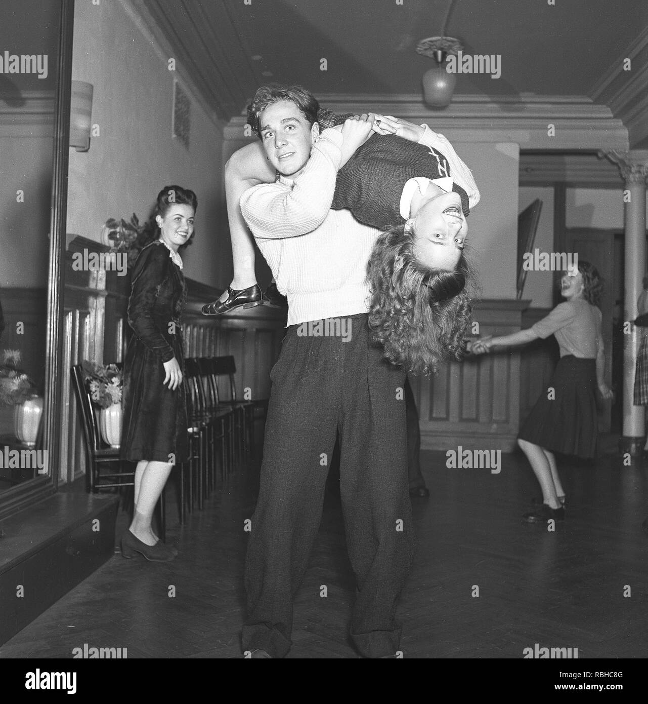 Jitterbug dance. A dance popularized in the United states and spread by American soldiers and sailors around the world during the Second world war. Pictured here a young couple when dancing the Jitterbug dance 1944.  Photo: Kristoffersson ref L2-5 Stock Photo