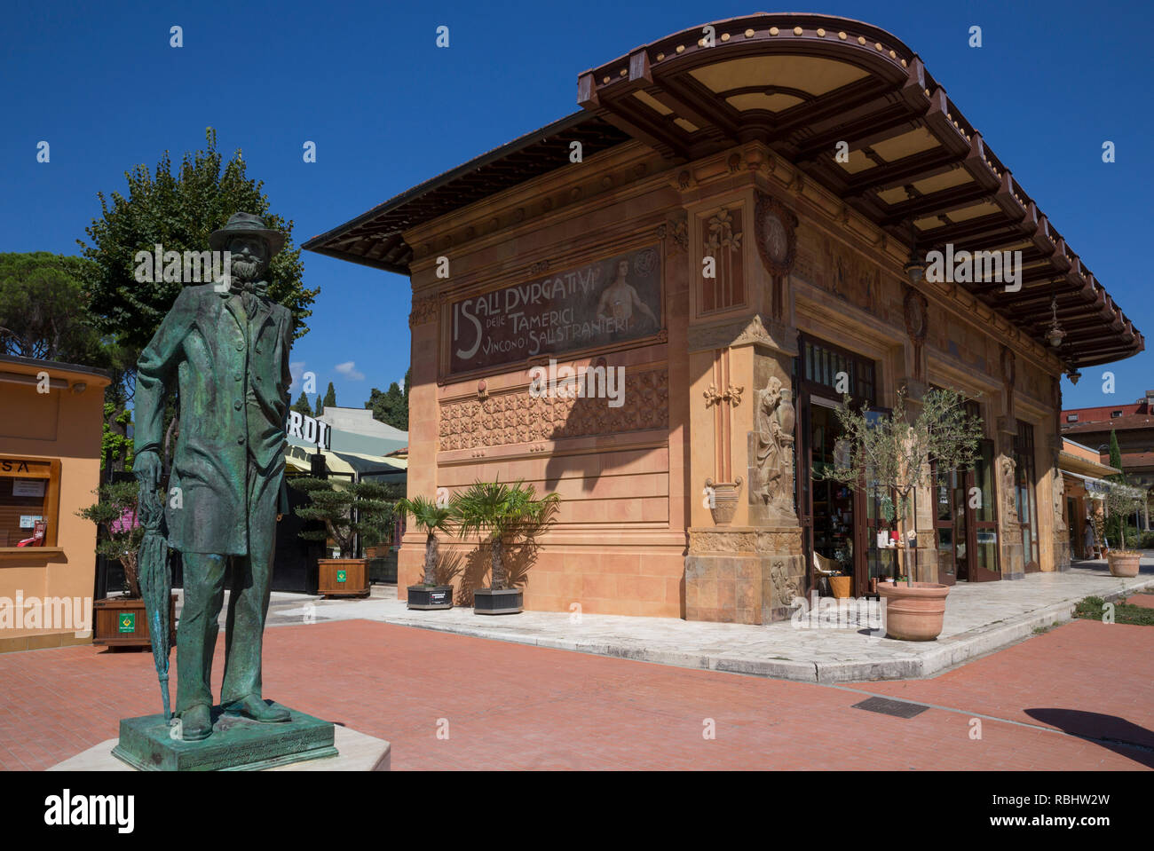 Statue of Giuseppe Verdi in front of the Teatro Verdi, Montecatini Terme,  Italy Stock Photo - Alamy