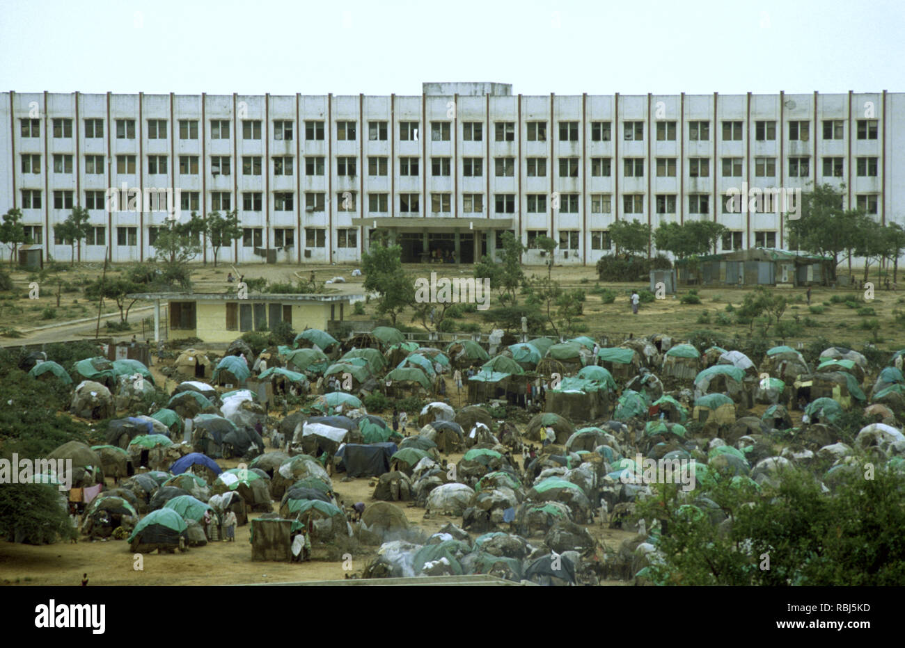 10th October 1993 Tightly packed, makeshift tents are home to several hundred refugees in front of Mogadishu's Polytechnic Institute in Somalia. Stock Photo
