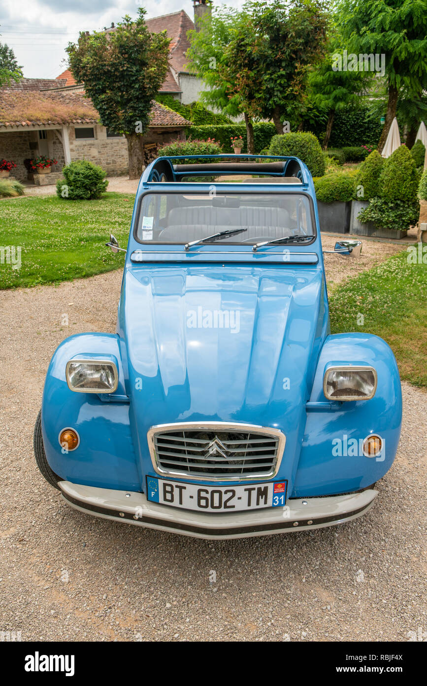 Sunday Times Travel Anthony Peregrine With A Citroen 2cv For The 70th Anniversary Stock Photo Alamy Sunday Times Travel Anthony Peregrine With A Citroen 2cv For The 70th Anniversary Stock Photo Alamy
