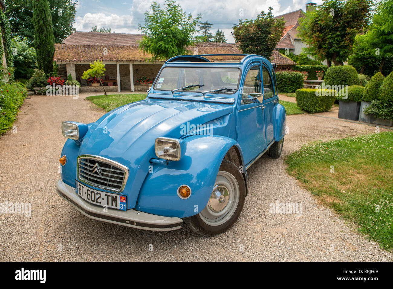 Sunday Times Travel  Anthony Peregrine, with a Citroen 2CV for the 70th anniversary Stock Photo