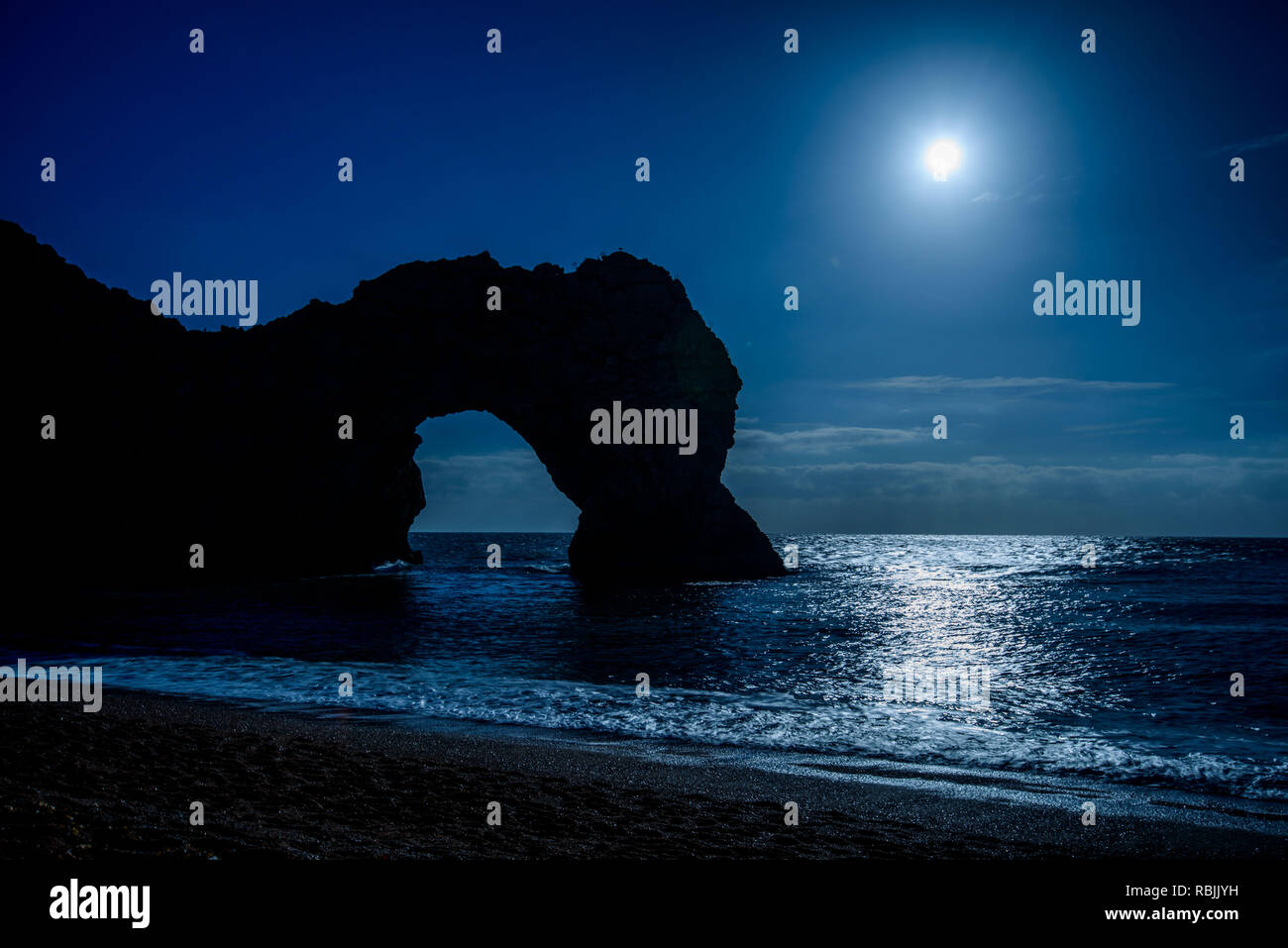 Durdle Door, Silhouette. Full moon moonlight. Dorset, England Stock Photo