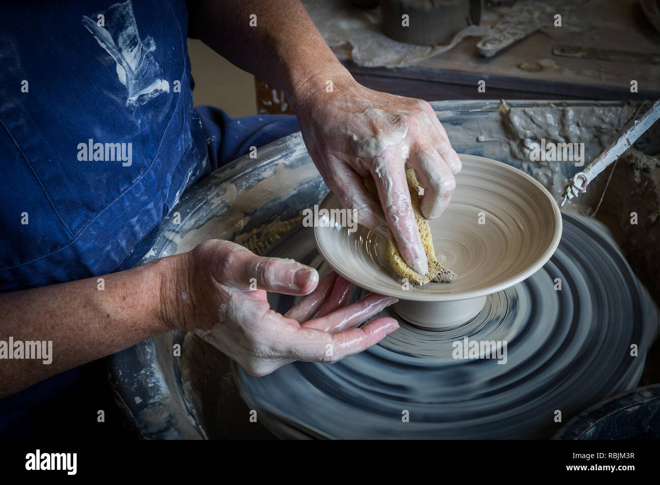 Throwing a pot on the potters wheel Stock Photo Alamy