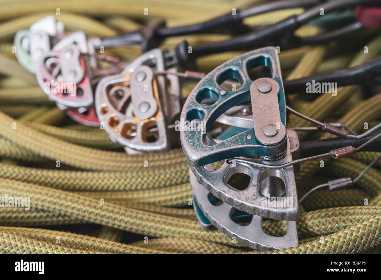 https://c8.alamy.com/comp/RBJMP9/traditional-rock-climbing-gear-cams-stoppers-rope-quickdraws-and-shoes-RBJMP9.jpg