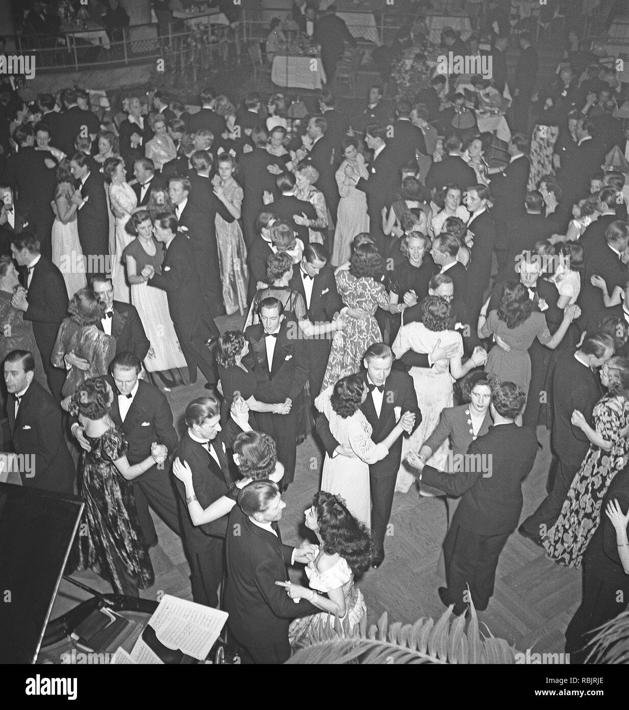 Dancing in the 1940s. The dance floor is filled with well dressed dancing  couples, moving to the music at a party. Photo Kristoffersson Ref Z4-2. Sweden 1941 Stock Photo