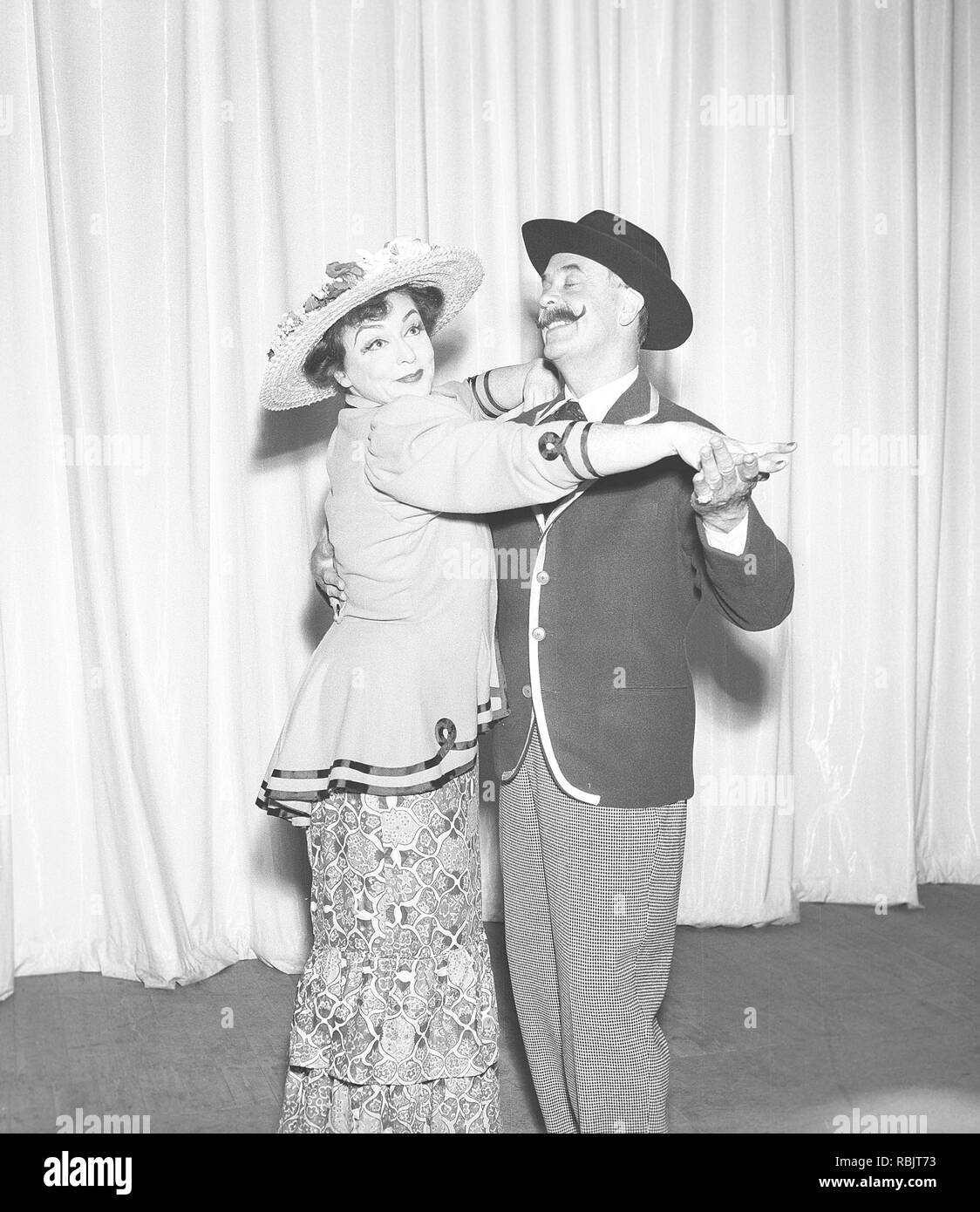 Dancing in the 1950s. An elderly couple on a theatre stage is dancing dressed in old fashioned clothes. Actress Zarah Leander and Karl Gerhard were famous theatre and revue artists at the time. Photo Kristoffersson ref BG43-7. Sweden 1952 Stock Photo