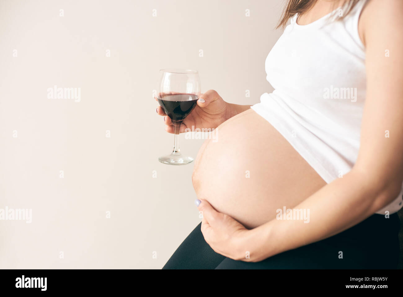 беременным можно вино на ранних сроках. алкоголь и беременность. беременным можно вино на ранних сроках. можно ли пить алкоголь беременным. беременная женщина с алкоголем.