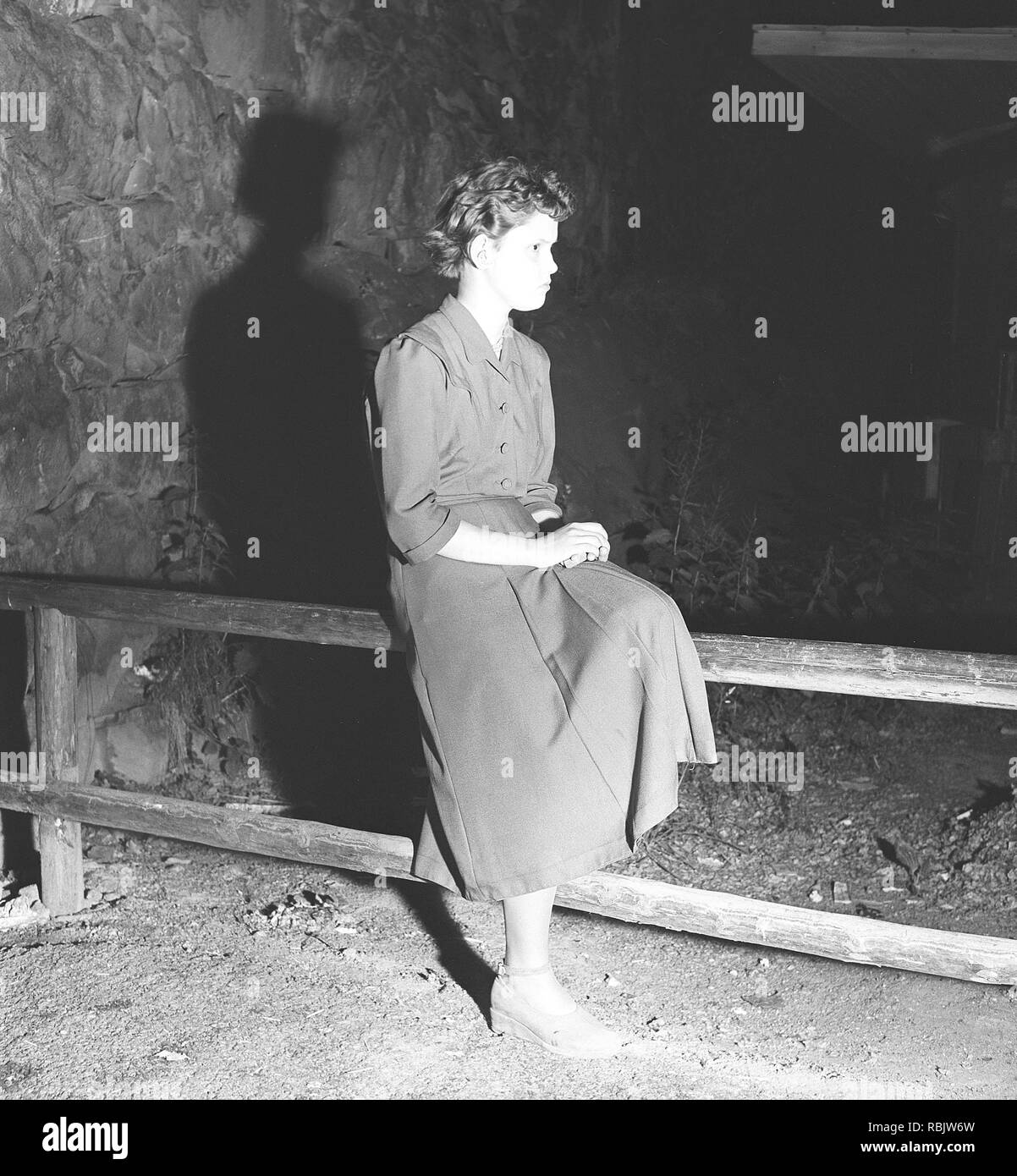 Dancing in the 1940s. A young woman at a dance event is sitting and waiting for herself, perhaps waiting for her partner or simply stood up by her date.  Photo Kristoffersson Ref AZ45-4. Sweden 1940s Stock Photo