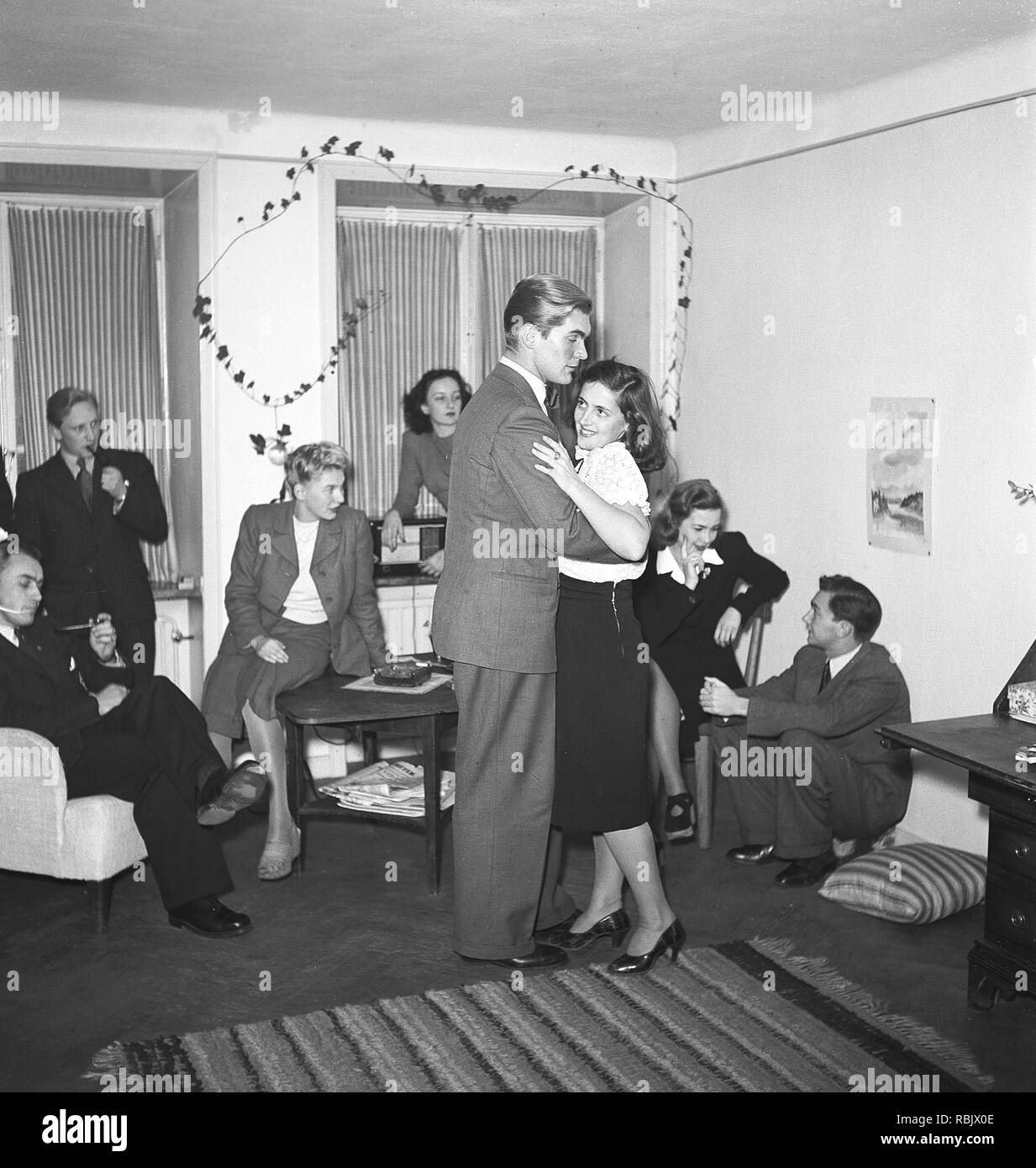 Dancing in the 1940s. A young people at a party is dancing while their friends are sitting. Photo Kristoffersson Ref L4-3. Sweden 1944 Stock Photo