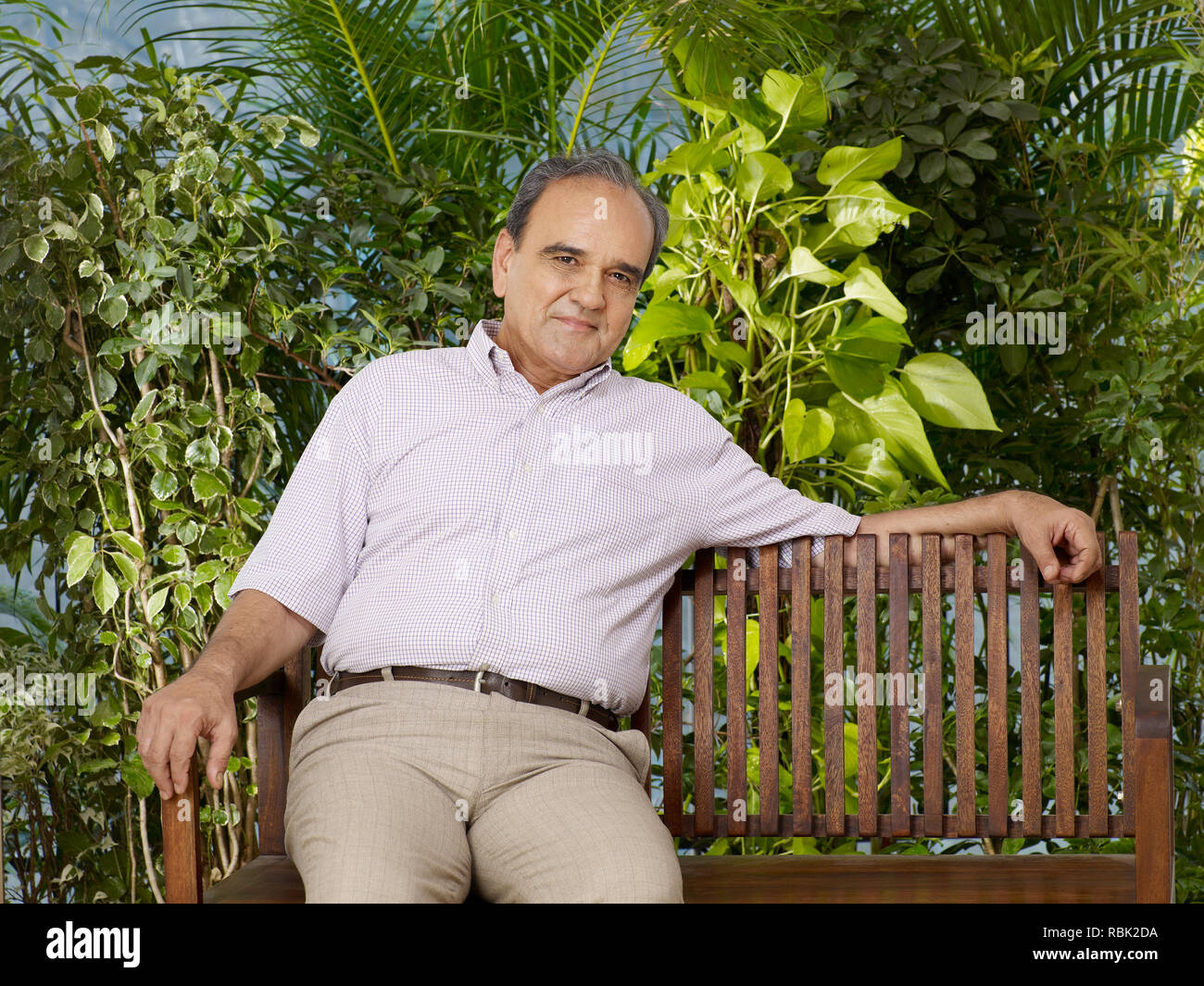 PORTRAIT OF AN OLD MAN SITTING ON A BENCH Stock Photo - Alamy