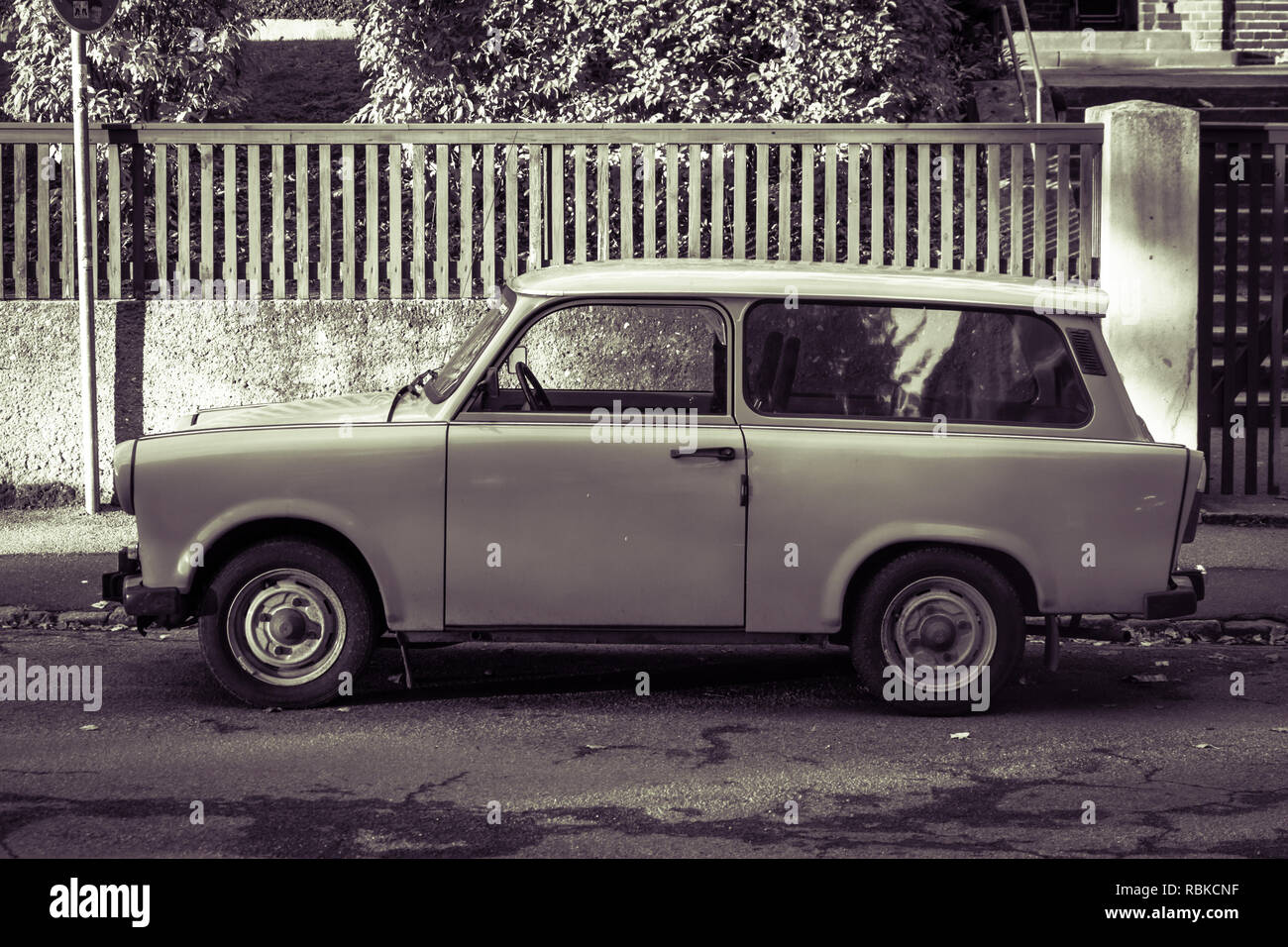 Trabi Aus Der Ddr Mit Wackeldackel Stockfoto und mehr Bilder von Wackelhund  - Wackelhund, DDR, Auto - iStock